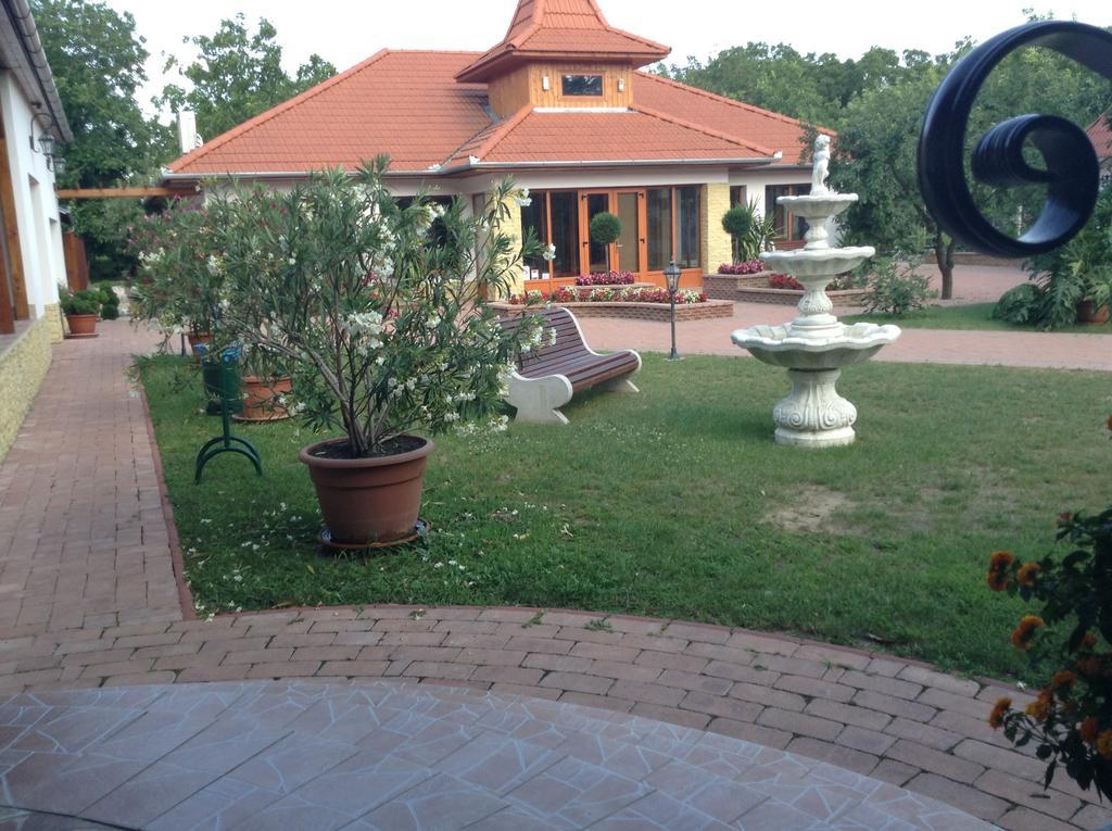 Appartement Bornemisza Kuria à Tiszabecs Extérieur photo