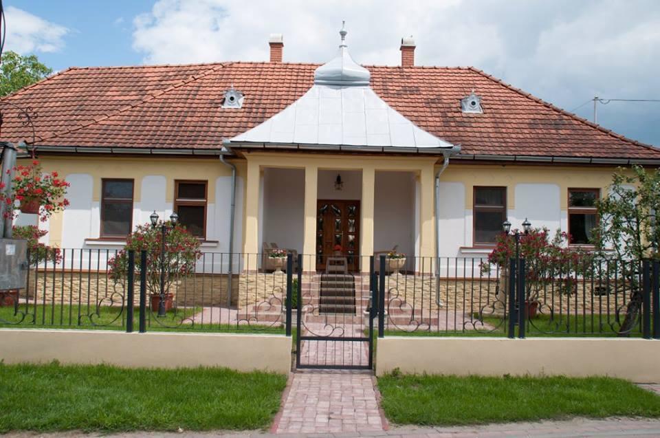 Appartement Bornemisza Kuria à Tiszabecs Extérieur photo