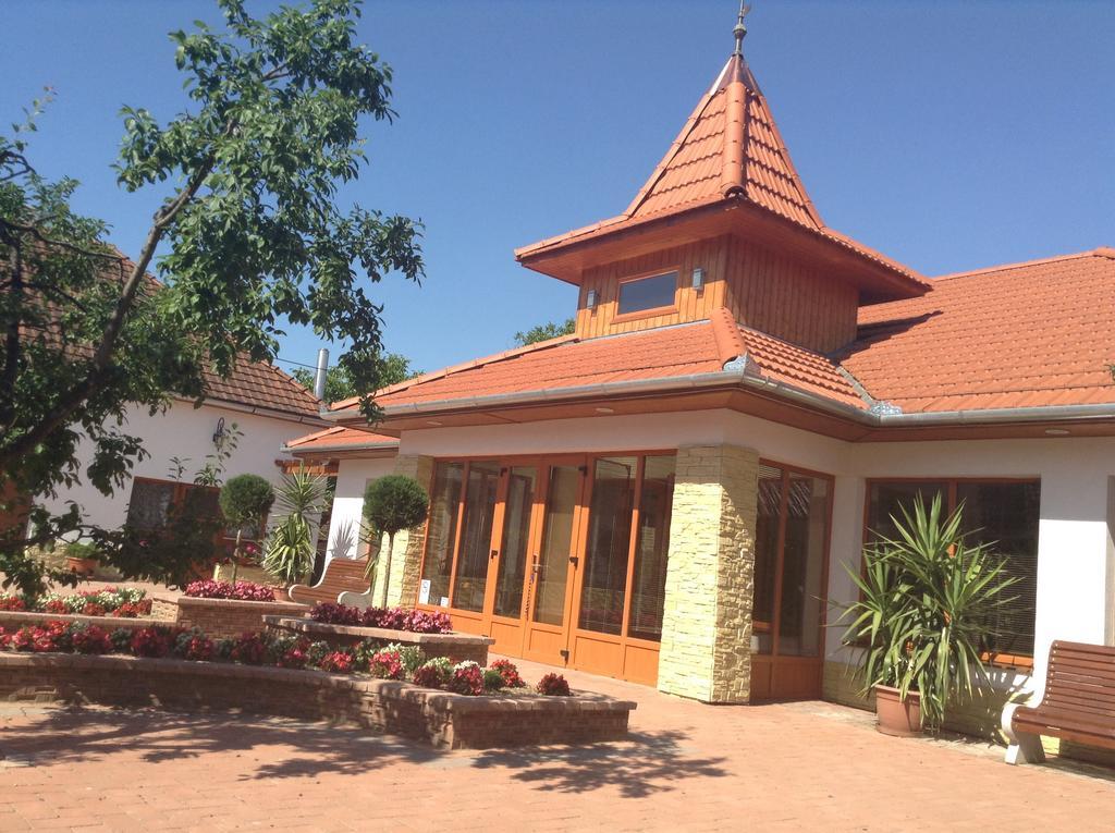 Appartement Bornemisza Kuria à Tiszabecs Extérieur photo