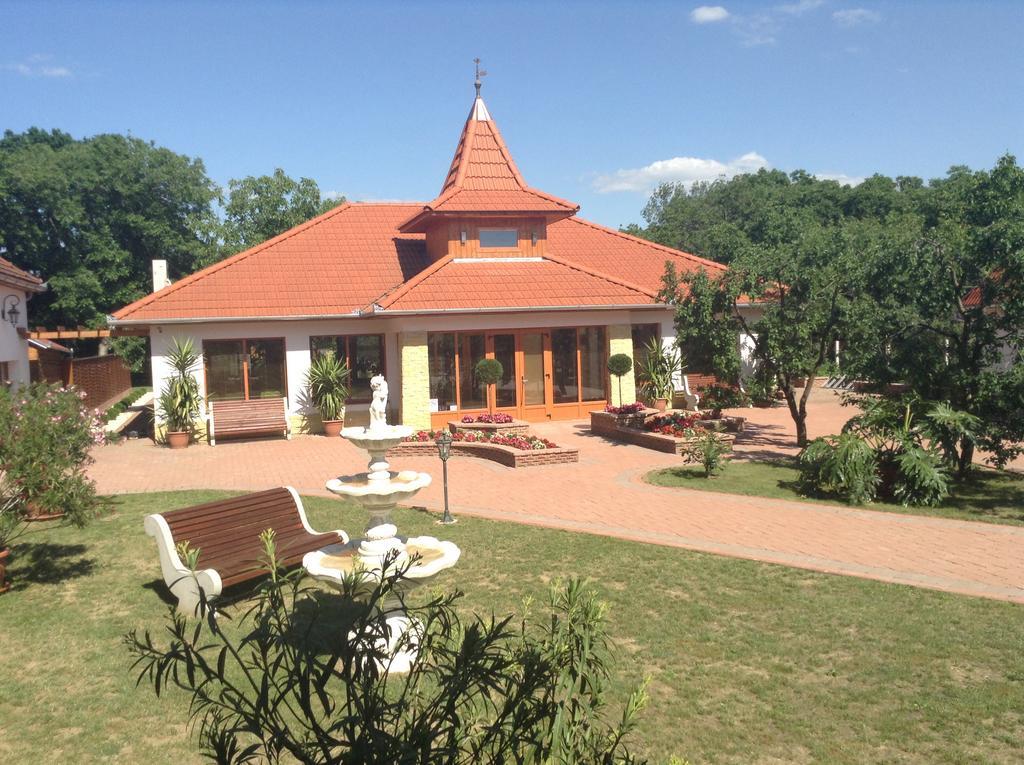 Appartement Bornemisza Kuria à Tiszabecs Extérieur photo