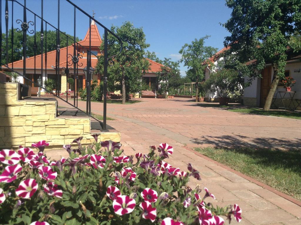 Appartement Bornemisza Kuria à Tiszabecs Extérieur photo